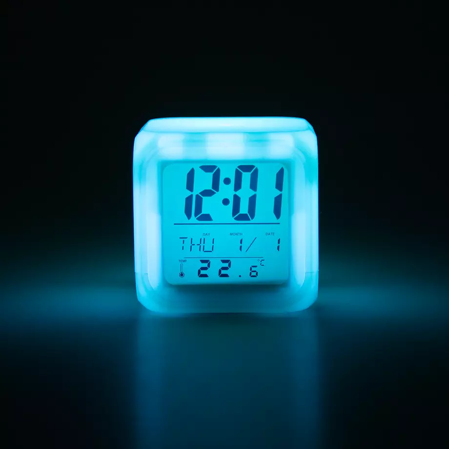 Hauz Basics - Horloge réveil numérique couleurs changeantes. Colour:  multi-color, Fr