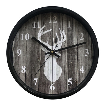 Horloge murale en planches de bois avec cerf