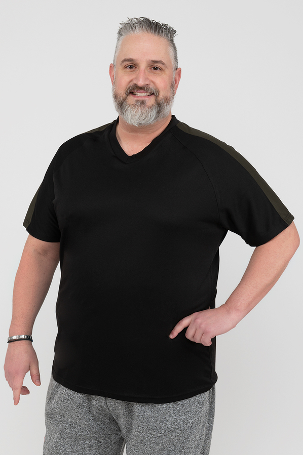 T-shirt actif bicolore avec col en V - Noir avec a                                                  ccents olives