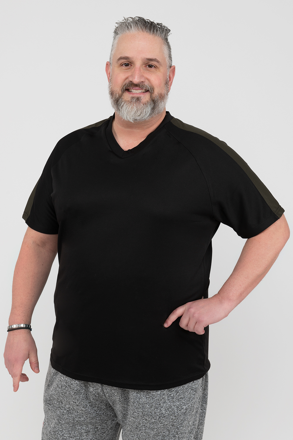 T-shirt actif bicolore avec col en V - Noir avec accents olives - Taille plus